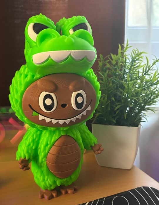 Figurine tip Labubu costum dragon – galben/roșu/verde