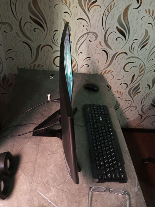 Samsung 24 Curved Essenti. ideal - в идеальном состояние.