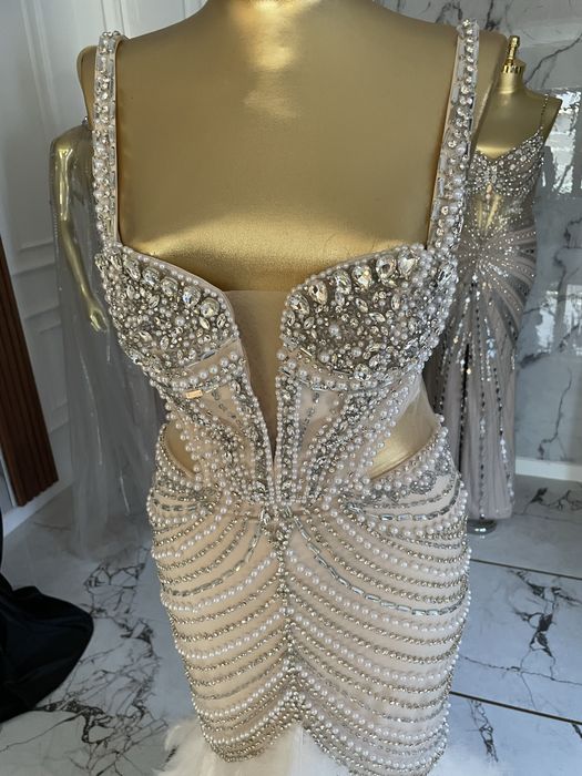 Rochie nasa cu pietre si pene