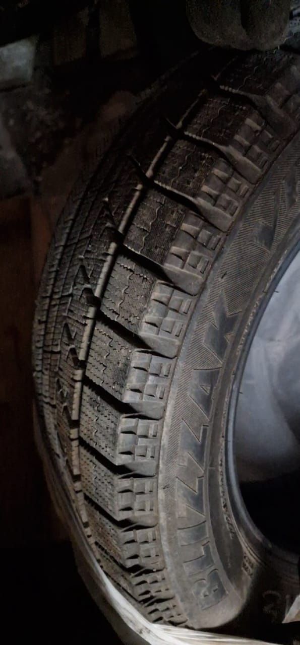 Продам резину Bridgestone Blizzak VRX 225/55 R16 .