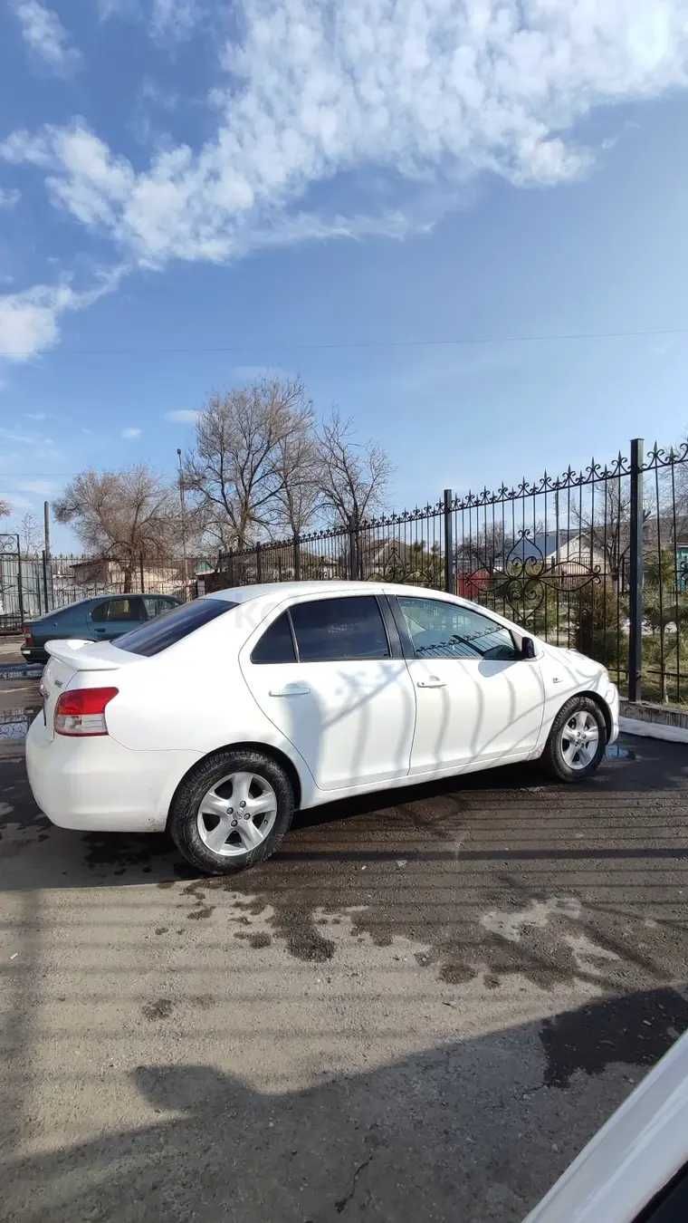 продам автомобиль Toyota Yaris