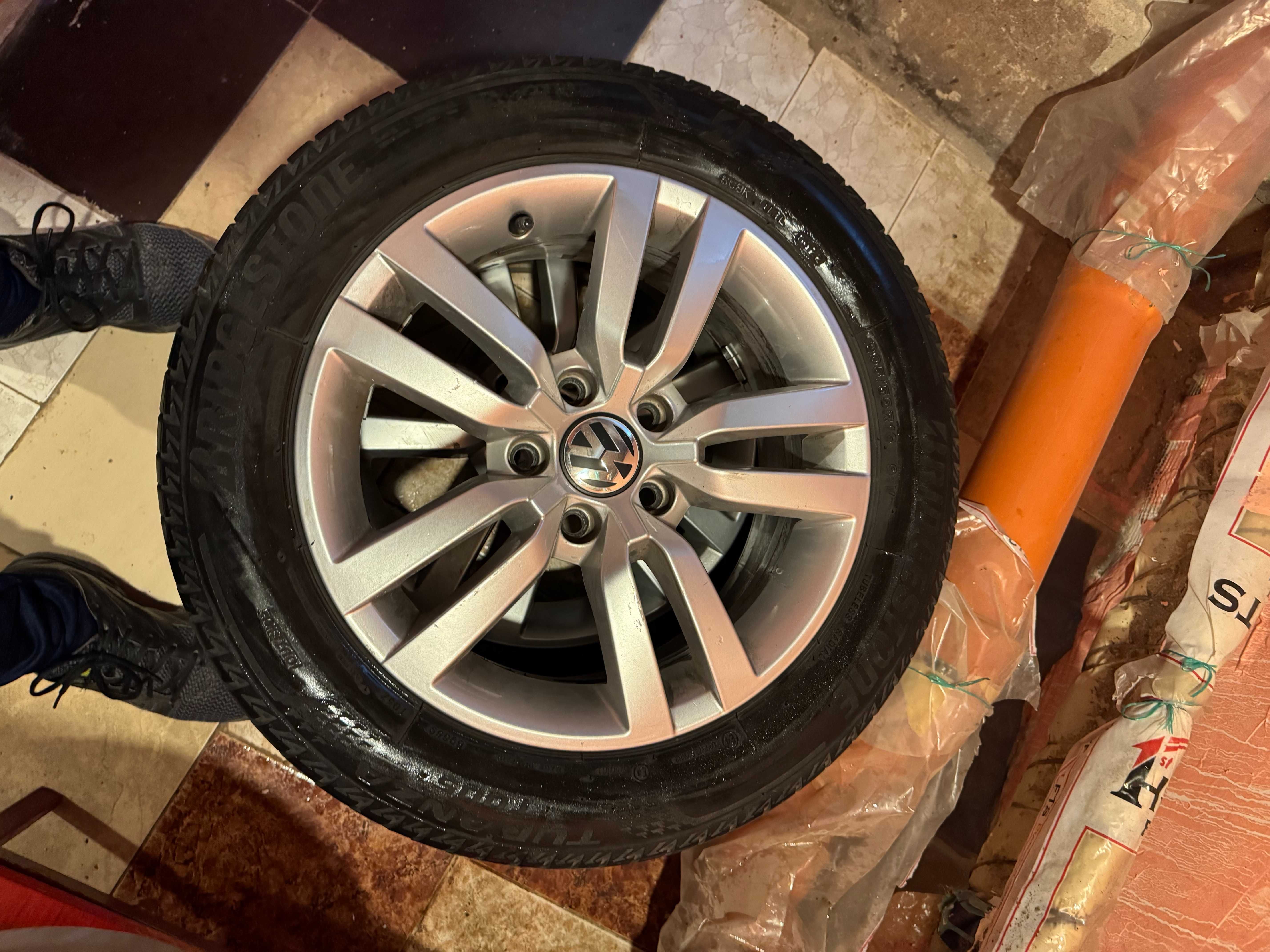 Продавам летни гуми с джанти за VW 205/55/16