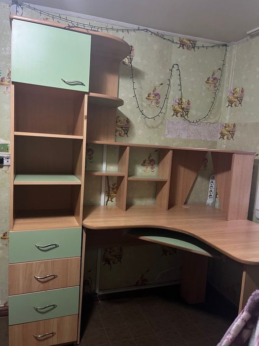 Письменный компьютер стол для школьников  и студентов.