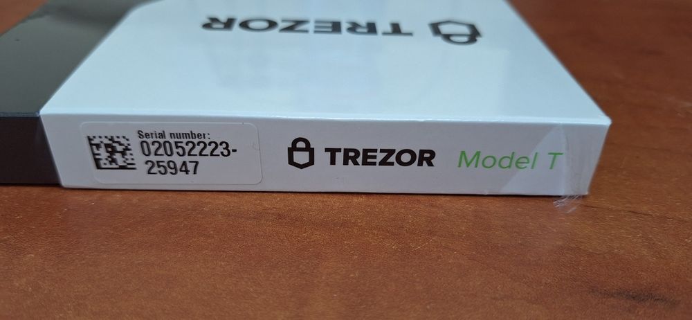 Хардуерен крипто портфейл Trezor Model T