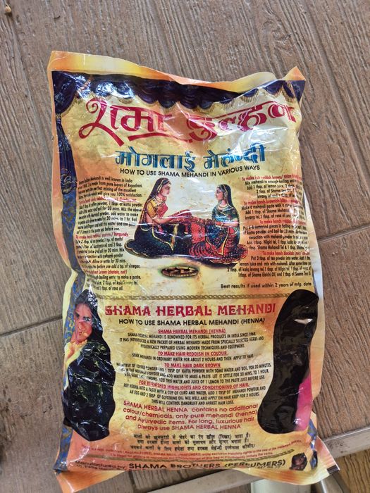 Natural henna powder