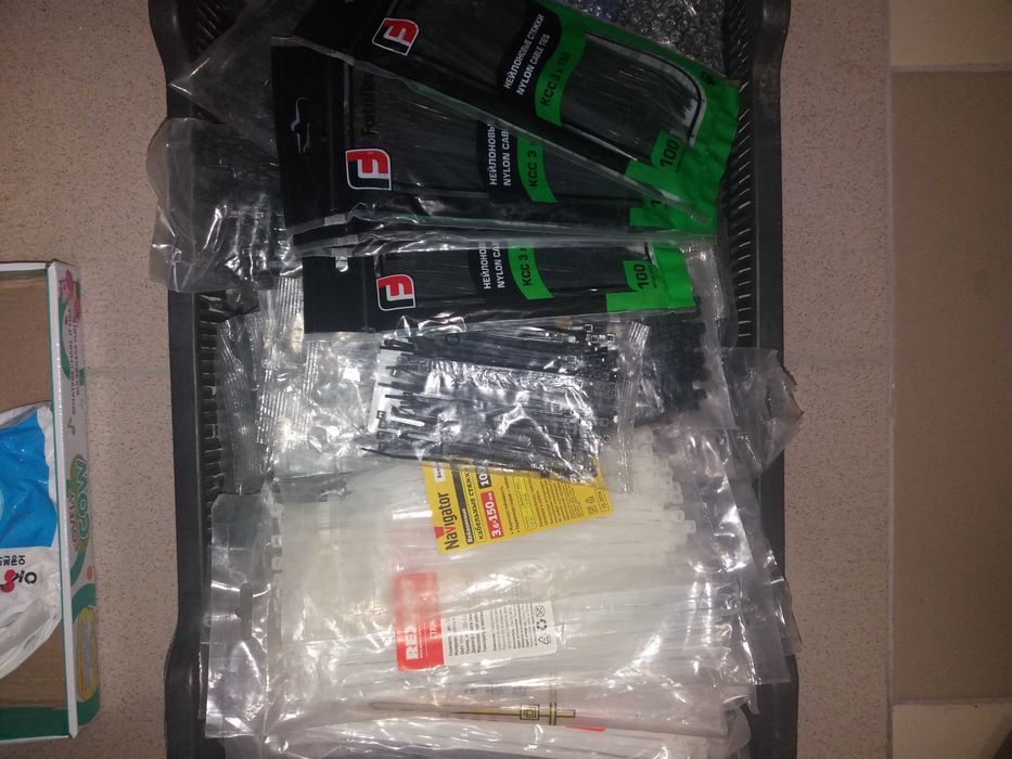 Продам нейлоновые стяжки, пластиковые хомуты, изолента.