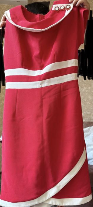 Женское черное и красное платье