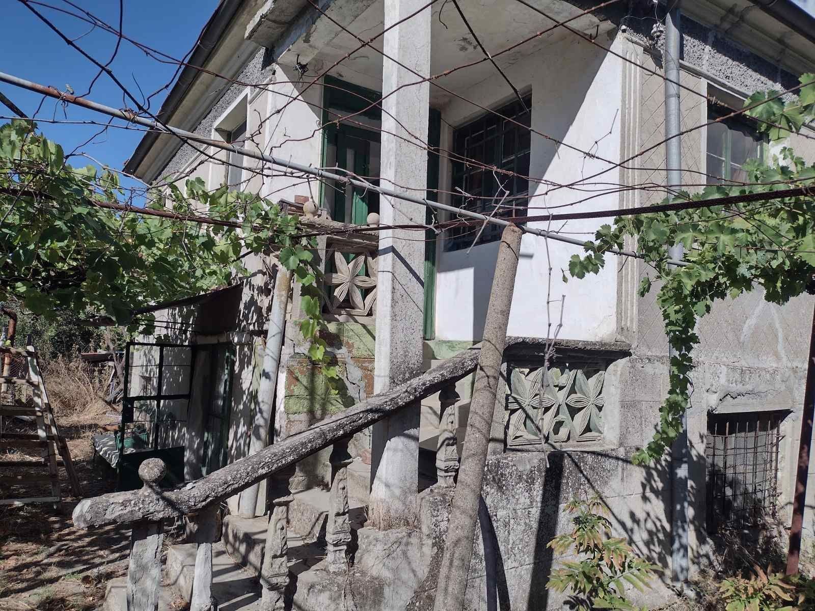 Двуетажна къща в центъра на с. Сан-Стефано