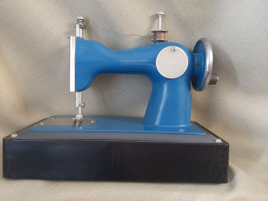 Продам детскую швейную машинку в отличном рабочем состоянии