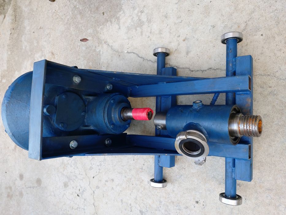 Редуктор с двигател и промивна глава