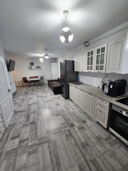 Închiriez apartament cu 2 camere