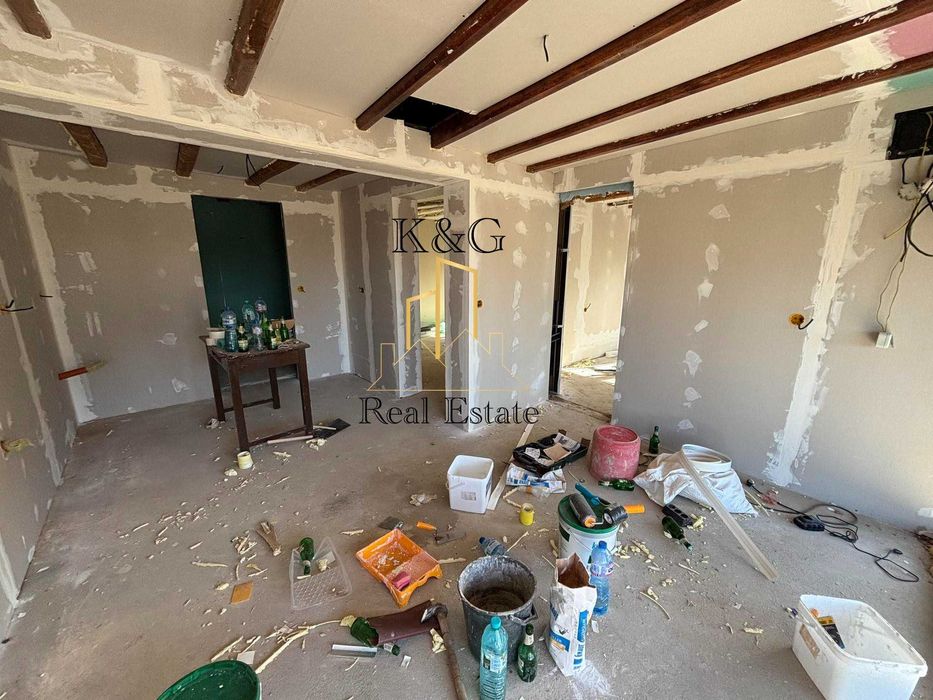 Двуетажна тухлена на гредоред къща в с. Топчии