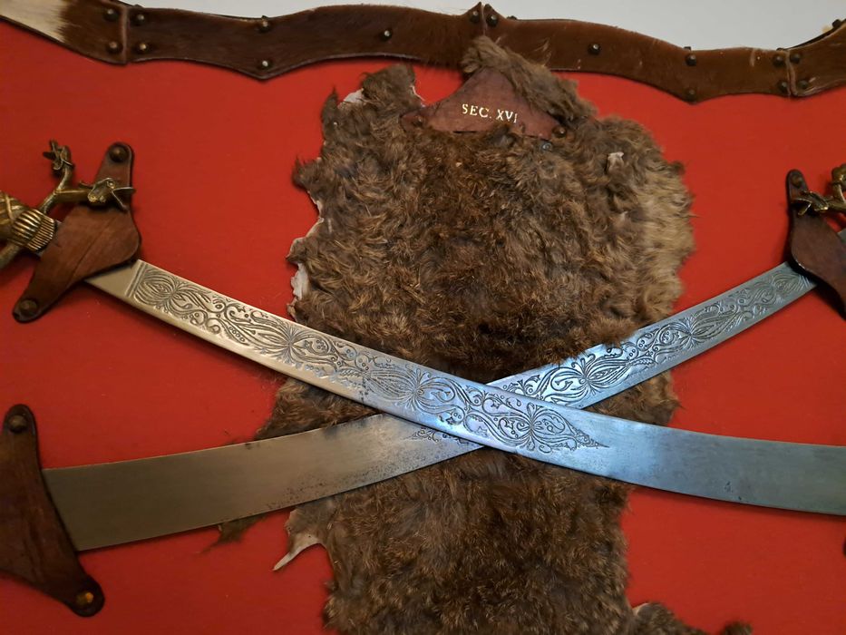 Panoplie originală din piele naturala vintange L 113cm/l 53cm,Săb 83cm