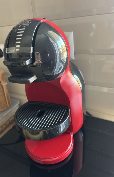 Кафе машина Dolce Gusto + шкаф за капсули