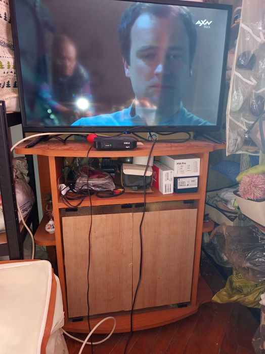 Vând comodă pentru televizor pe rotile și noptieră cu sertare