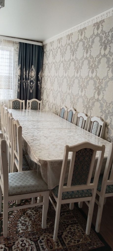 Стол со стульями
