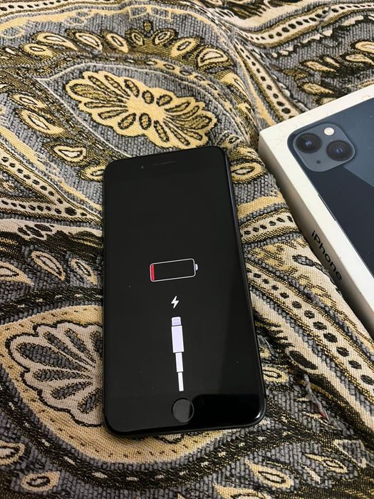 продается айфон 8