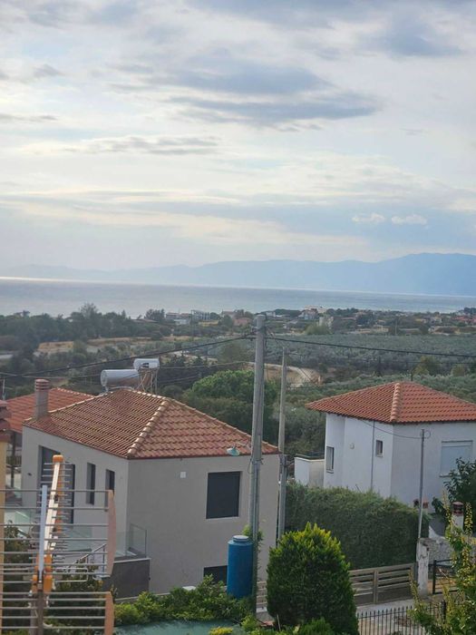 Триетажна къща в Кариани