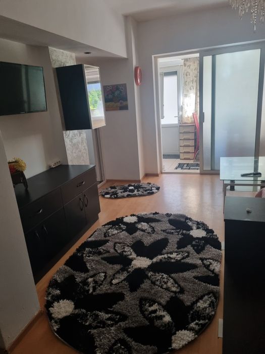 Închiriez apartament