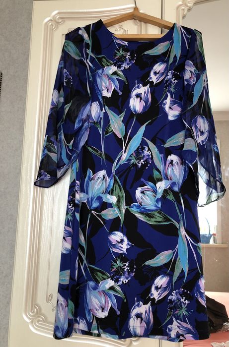 Красивое новое платье с цветами