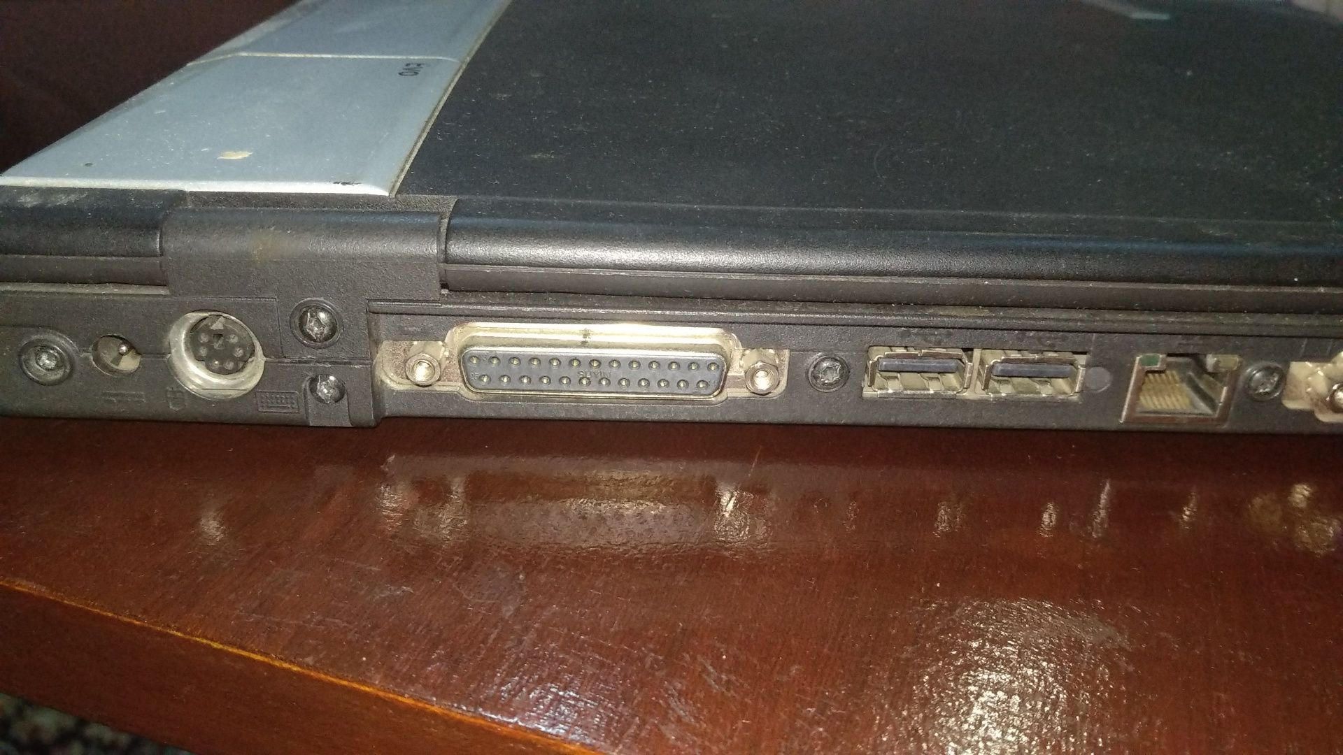 Продавам стар лаптоп,14', Компакт Ево 610с,за части.