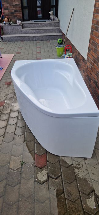 Cada Belform asimetrica pe colț dreapta