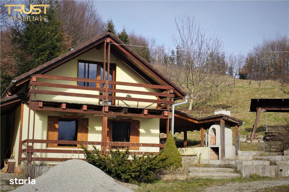 Asamblu rezidential, 3 case, anexe, teren 1 ha