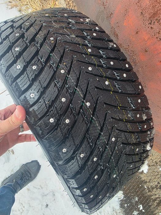 Шина одна штука шипованная  R20