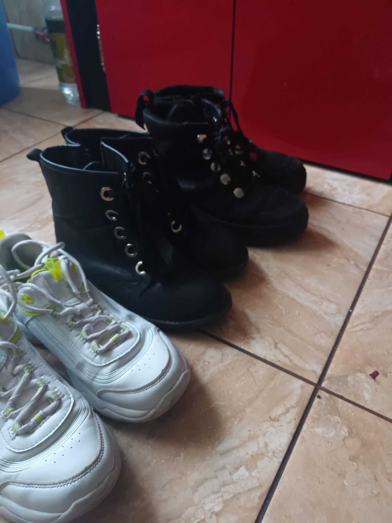 Vand ,bocanci, ghete în stare bună