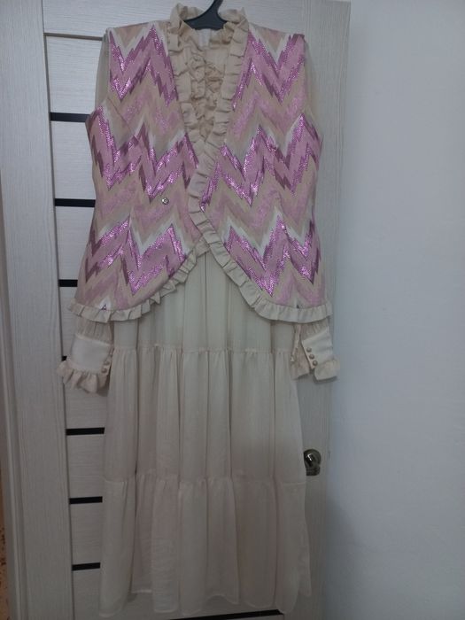 Кажекей көйлегімен сатылады