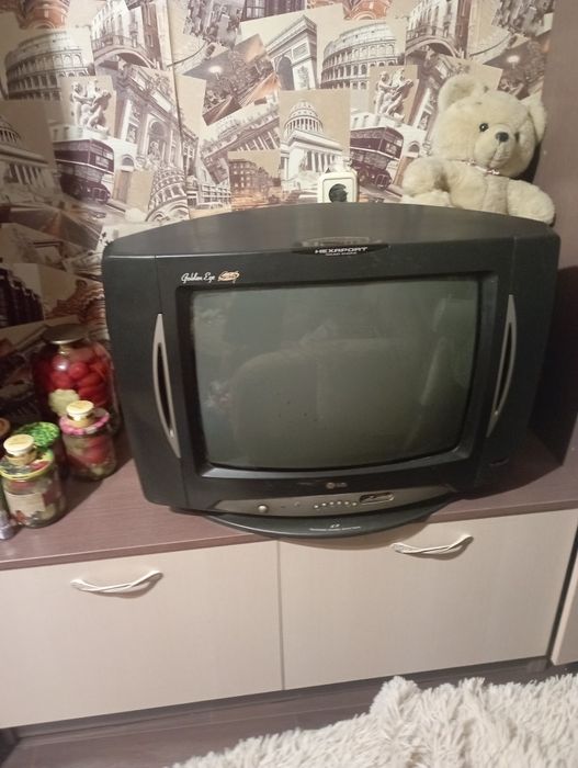 Продам телевизор LG,б/у,отлично показывает ,пульта нет,5000