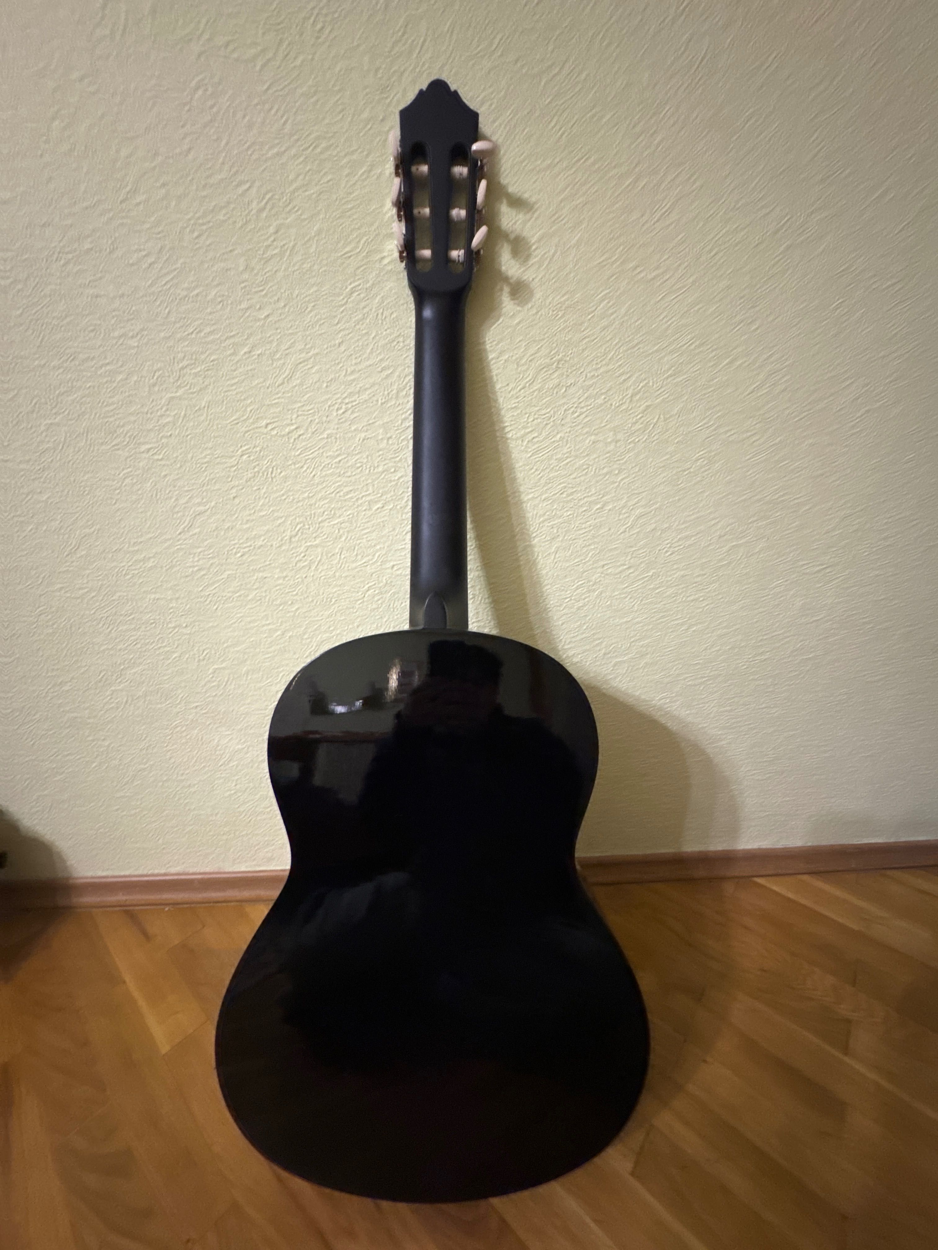Гитара Yamaha C40 с чехлом (стикеры можно убрать,в подарок медиатор)
