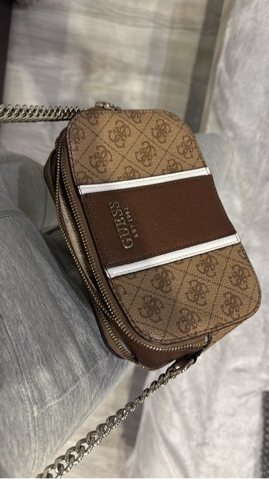 Чисто нова Guess