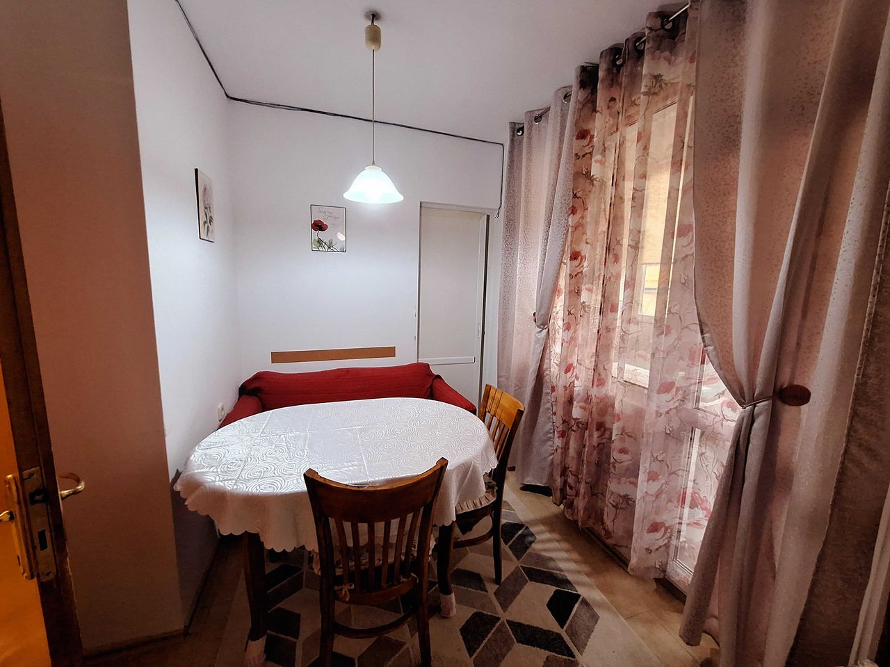 Дава се под наем Тристаен апартамент в Бургас, Център - 80 кв.м за 484.5 € - Снимка #3
