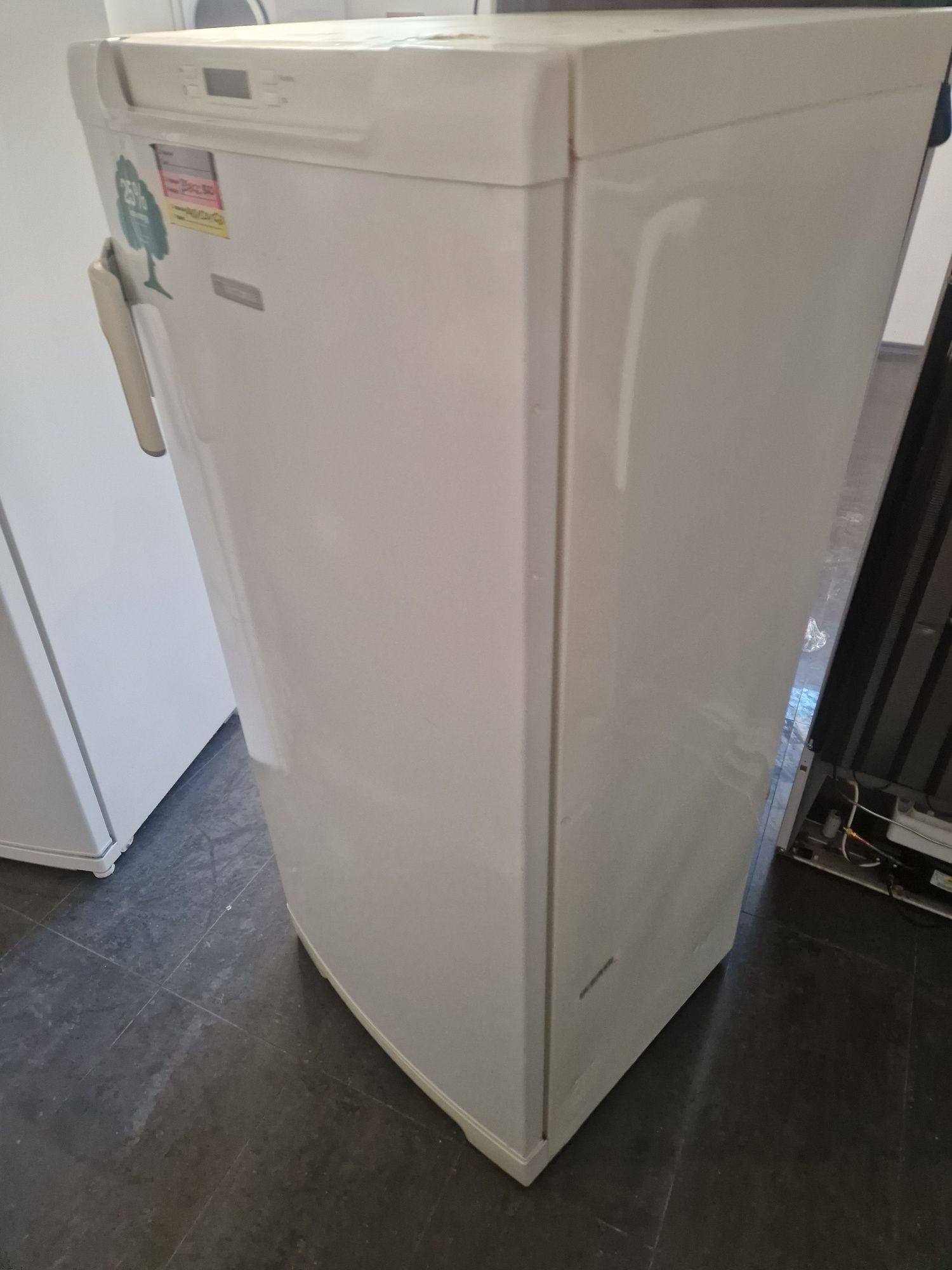 Фризер Electrolux A++ 187 литра