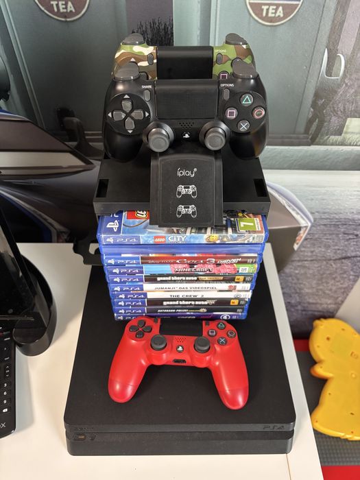 PlayStation 4 с 10 игри и 3 контролера