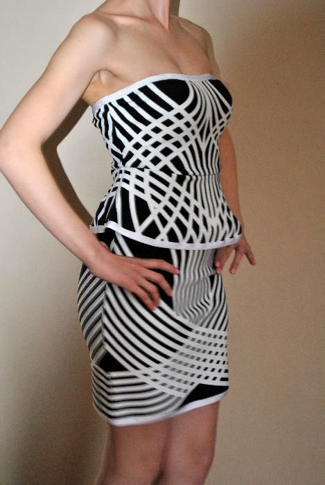 Бандажна елегантна рокля с пеплум в черно и бяло