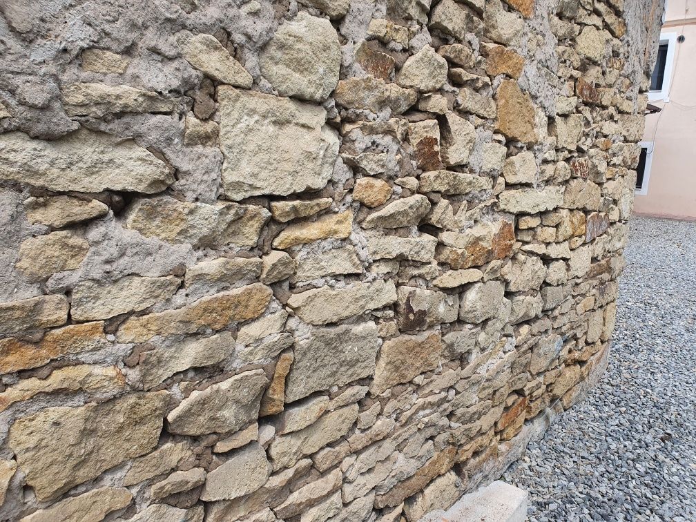 Piatra cioplita  galbena nefasonata gard naturala granit ziderie const