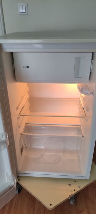 Frigider în perfectă stare de funcționare, ideal pentru spatii mici