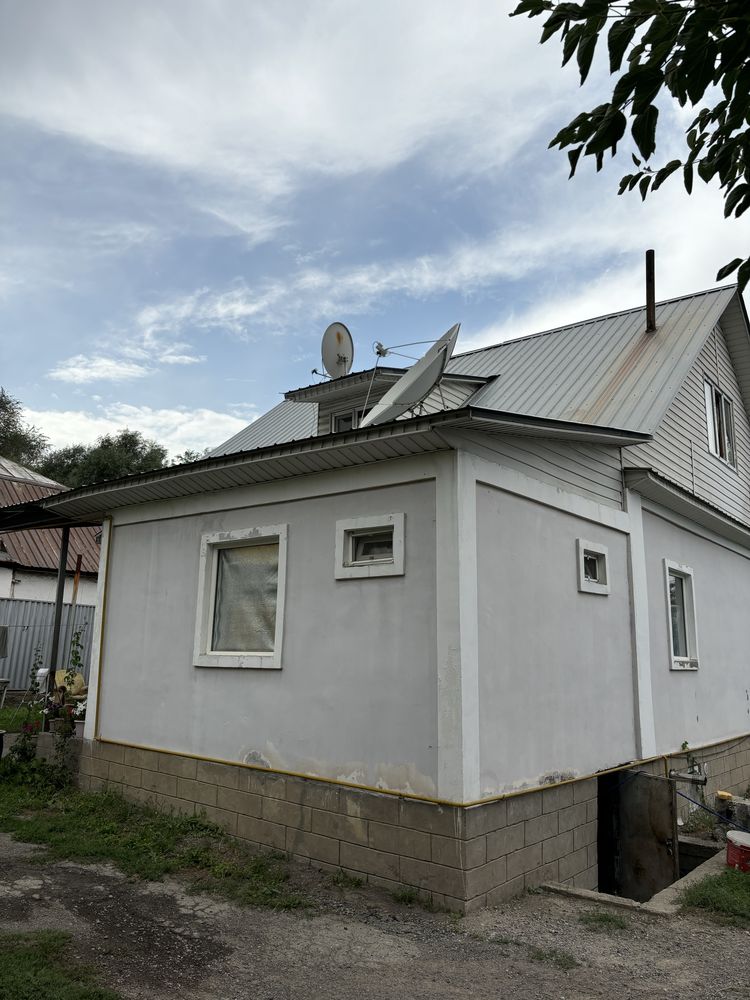 Продается дом с мансардой в тихом месте