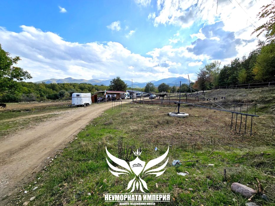 Продавам обор, краварник, склад 1303кв.м. и земя 24727кв. с.Долнослав