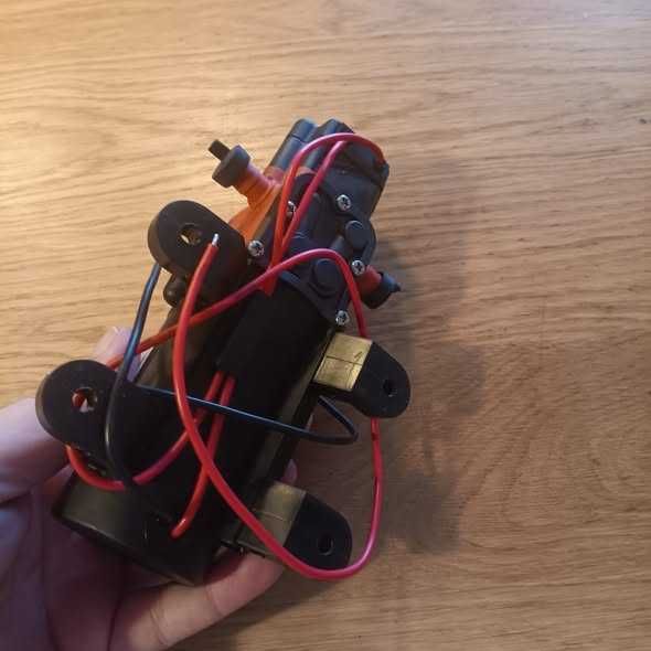 12V Водна помпа 4.3 L/min, 2.4 bar – самозасмукваща, автоматична