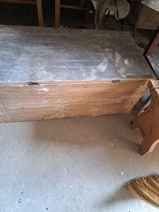 Голям стар дървен сандък