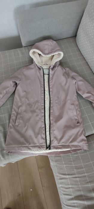 Продаются утеплённые куртки, возраста 9-10лет (36/38размер