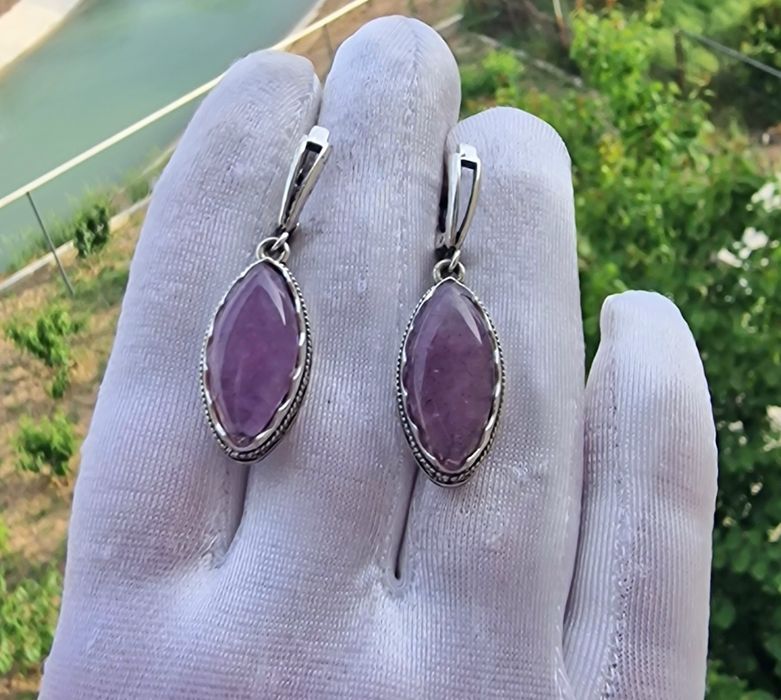 Сережки из натуральных камней.