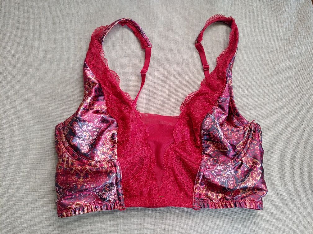 Сутиени, корсети, комплекти Victoria Secret. Различни модели.