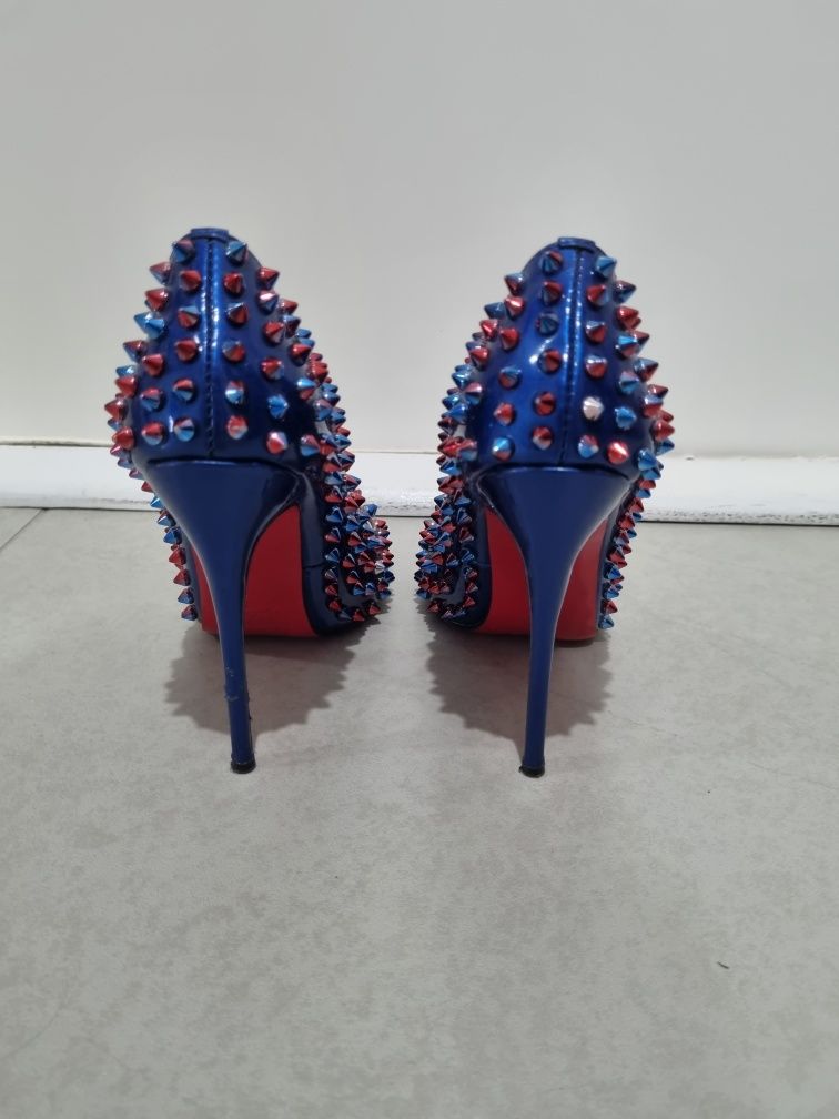 Vand pantofi cu toc marca  CHRISTIAN LOUBOUTIN