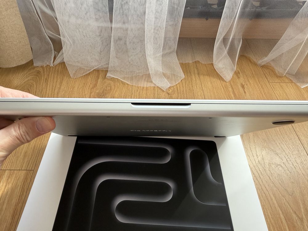 MacBook Pro 14" M4 Pro, 14CPU, 20GPU, 24GB RAM, 1TB Silver, iStyle