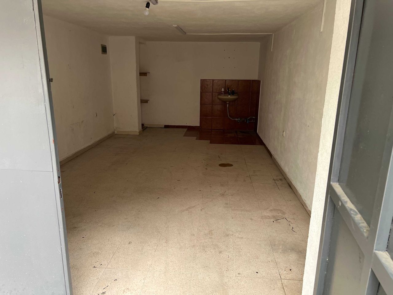 Дава се под наем Гараж / Паркомясто в Варна, Левски - 25 кв.м за 127.5 € - Снимка #1
