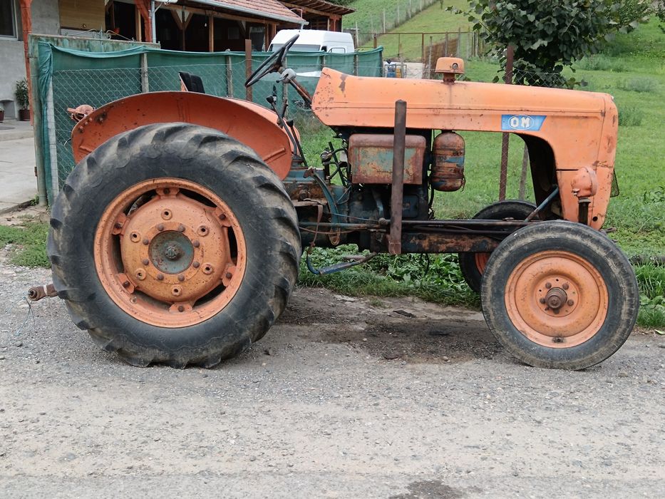 Disponibil tractor om 513 fara motor!